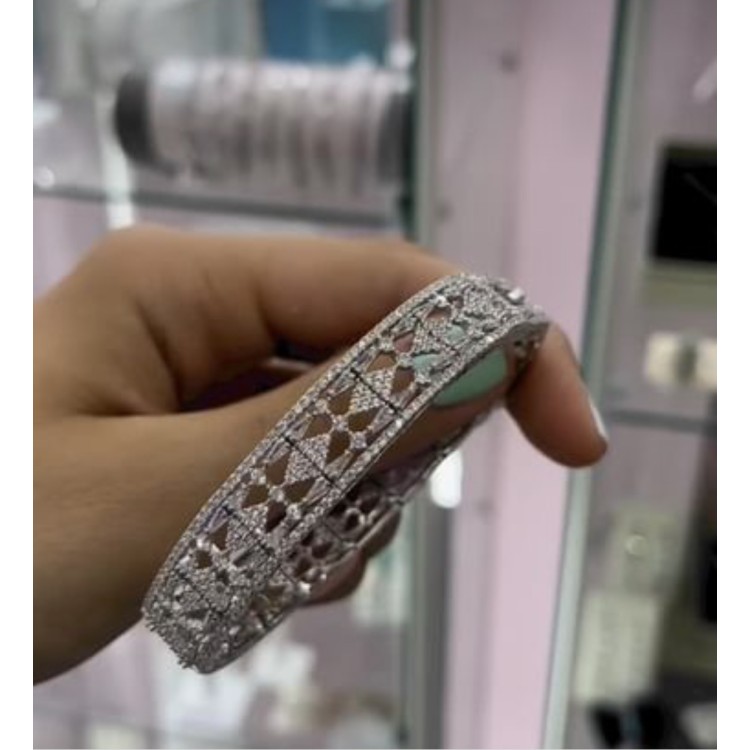 Brazalete de plata de ley con circonitas brillantes