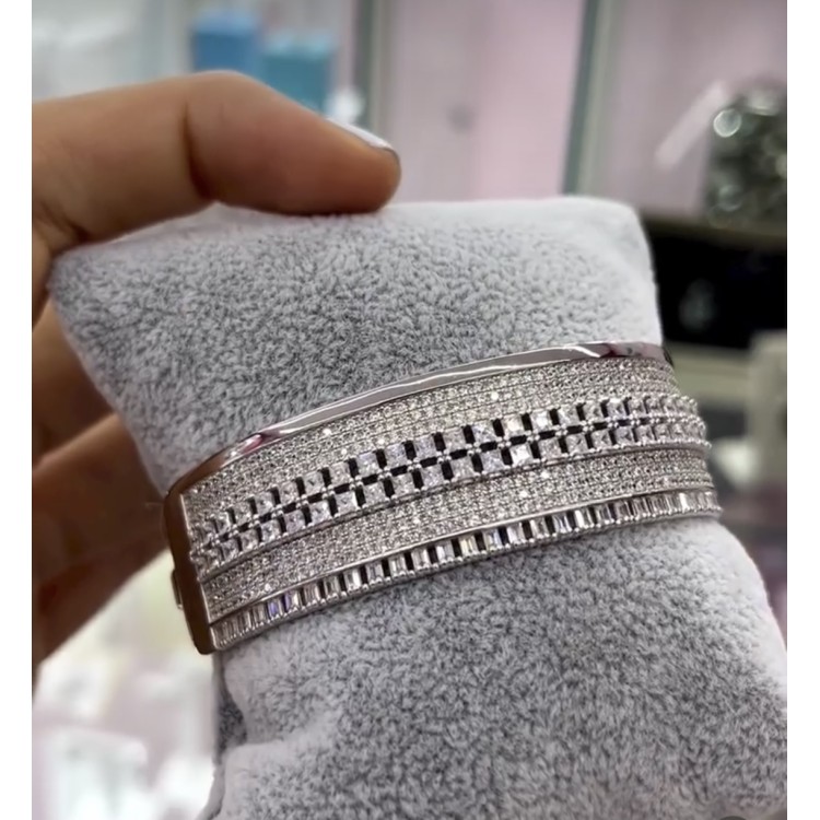 Brazalete de plata de ley con circonitas brillantes