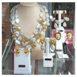 Collar de perlas barrocas cultivadas con arañas de plata chapada en oro
