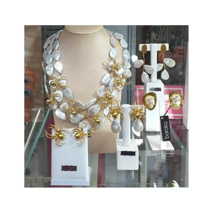 Collar de perlas barrocas cultivadas con arañas de plata chapada en oro